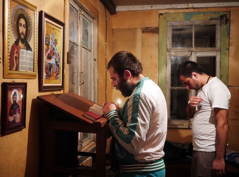 Как живется грузинскому монаху на вершине скалы, где он провел уже 26 лет Путешествия,фото