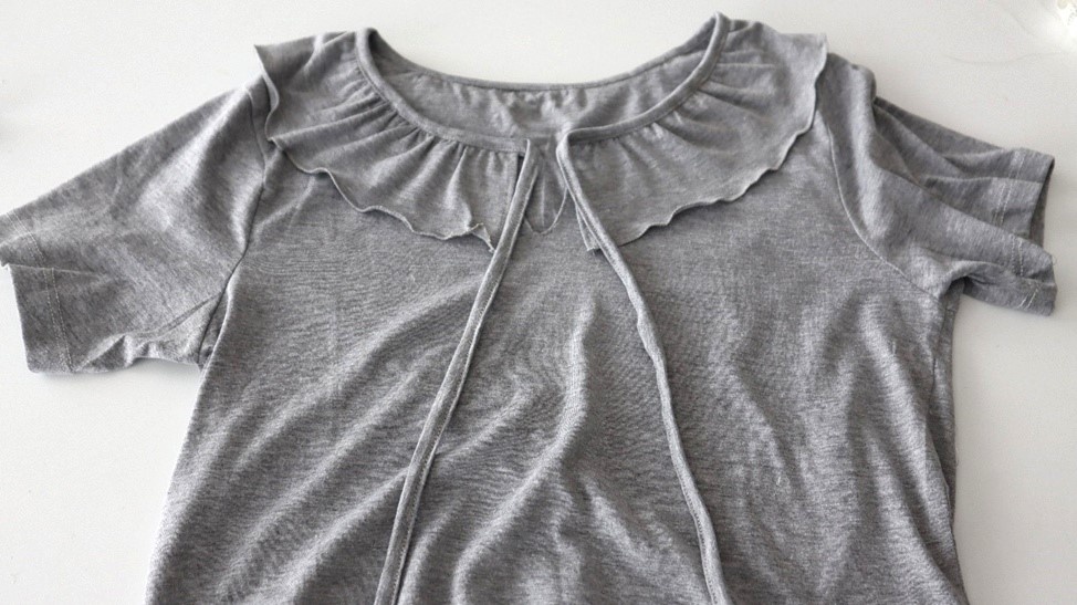 Простая футболка - идеальная вещь для переделок. Из нее можно сделать нарядную блузку, майку или юбку. Если добавить другую ткань, то получится платье.-10-2