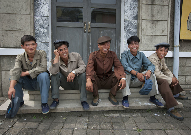1. Актеры на ступеньках киностудии в Пхеньяне житель, северная корея, улыбка, фотография