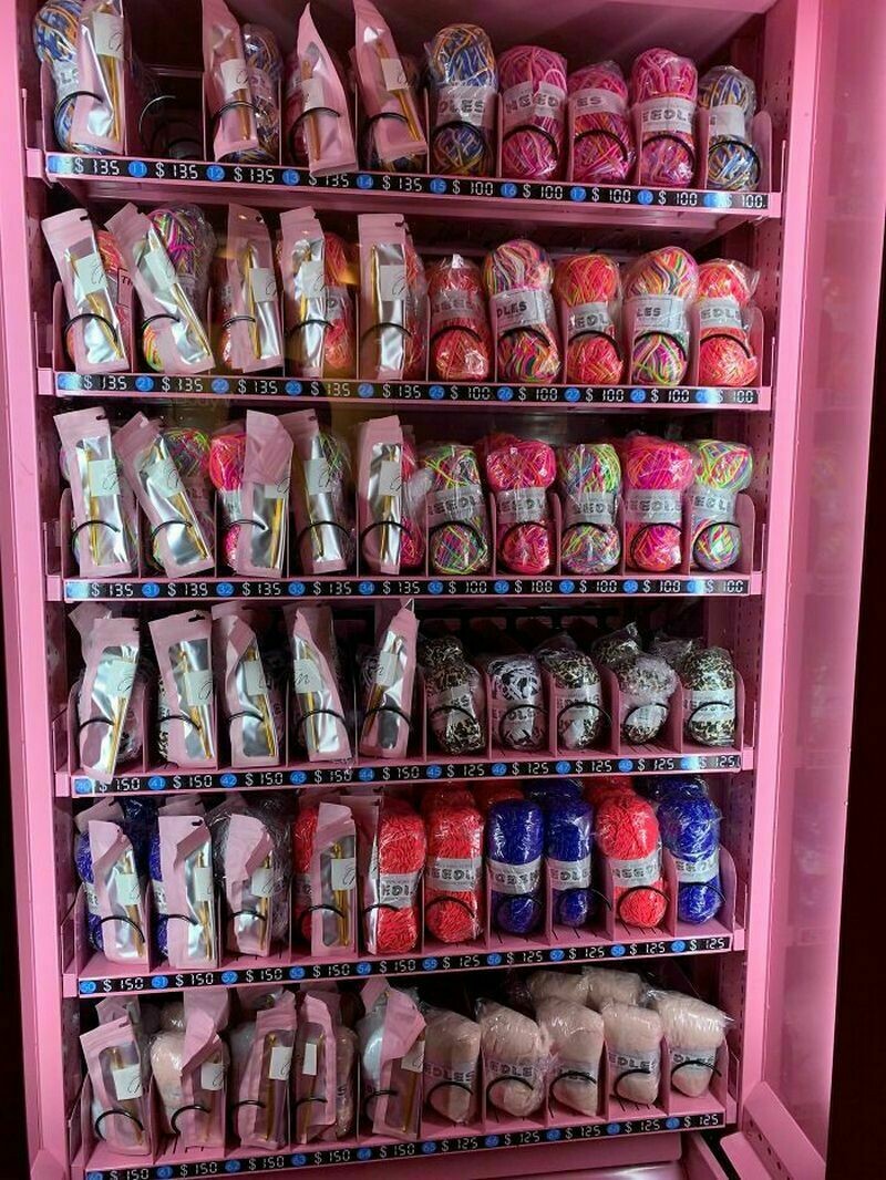 От молока до суккулентов: 14 фото того, что можно купить в торговых автоматах по миру