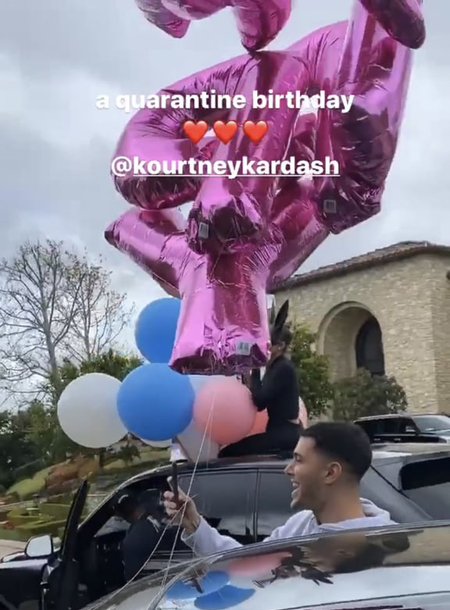 Парад автомобилей и Микки Маусы: как Кортни Кардашьян отметила день рожденья на карантине Парад автомобилей и Микки Маусы: как Кортни Кардашьян отметила день рожденья на карантине Звезды,Новости о звездах