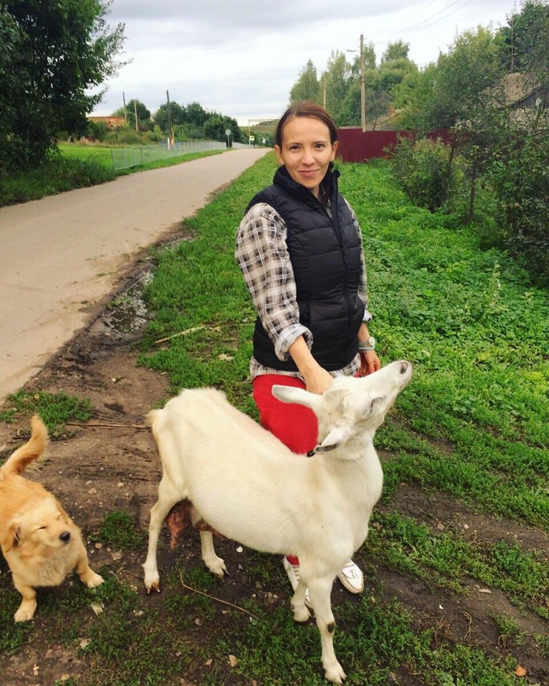 Где еще можно увидеть такого милого пса и белоснежную козочку, как не в заботливых руках деревенской девушки? девушки, деревня, жизненно, правда, село