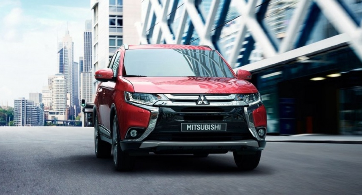 Автомобилист внедрил AUX в «бардачок газелиста» на Mitsubishi Outlander