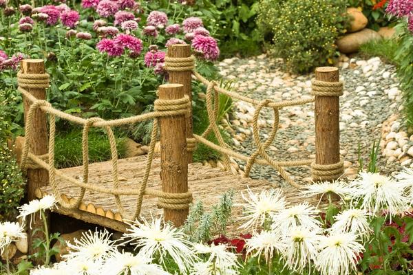 Мост с перилами из льняной веревки