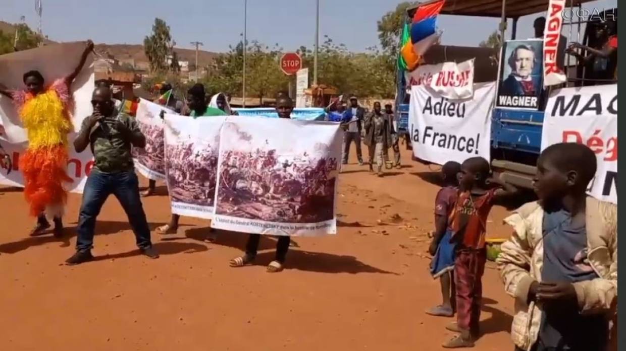 «Ассими — Путин»: в Мали прошли массовые антифранцузские митинги 