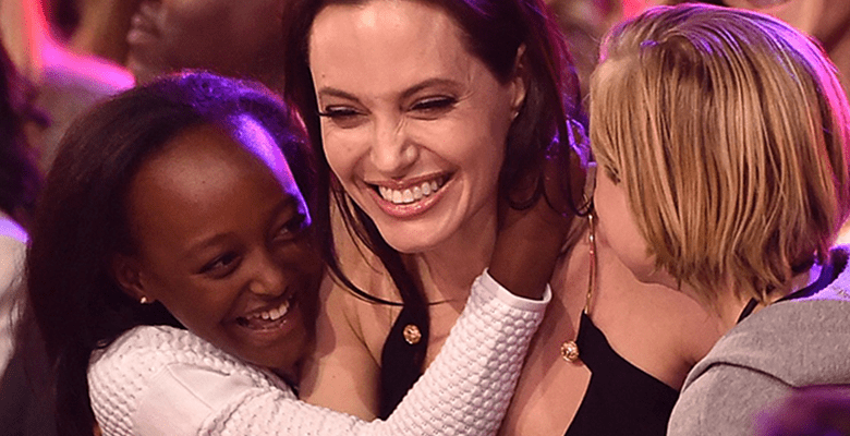 Анджелина Джоли принимает ванну вместе с детьми