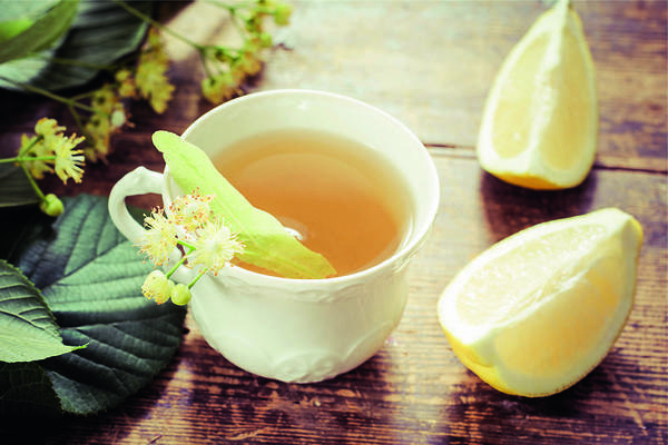 При первых признаках простуды заварите общеукрепляющий чай с липовым цветом, лимоном и медом.