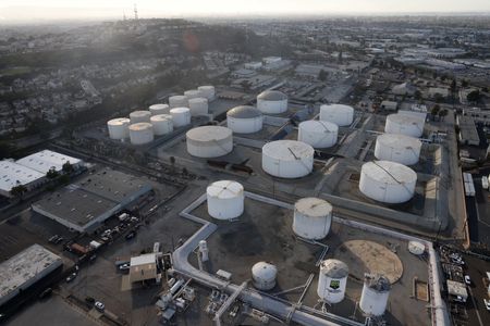 Нефть встречает новый год на позитивной ноте, коронавирусные опасения сдерживают рост