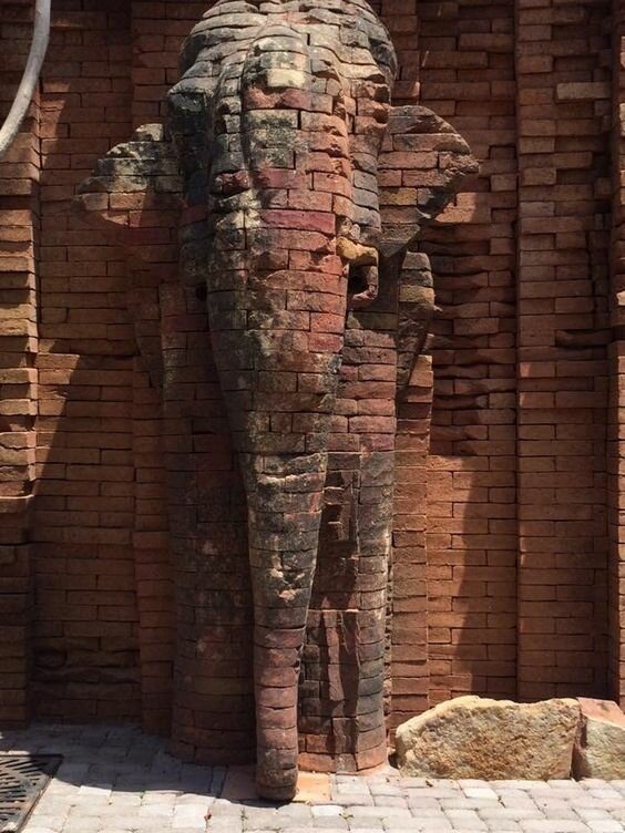 Вы мне, конечно же, не поверите, но это всё - обычные кирпичи Вы мне, конечно же, не поверите, но это всё - обычные кирпичи