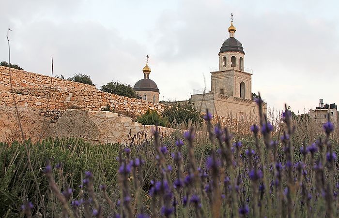 Храм и лаванда библейского сада