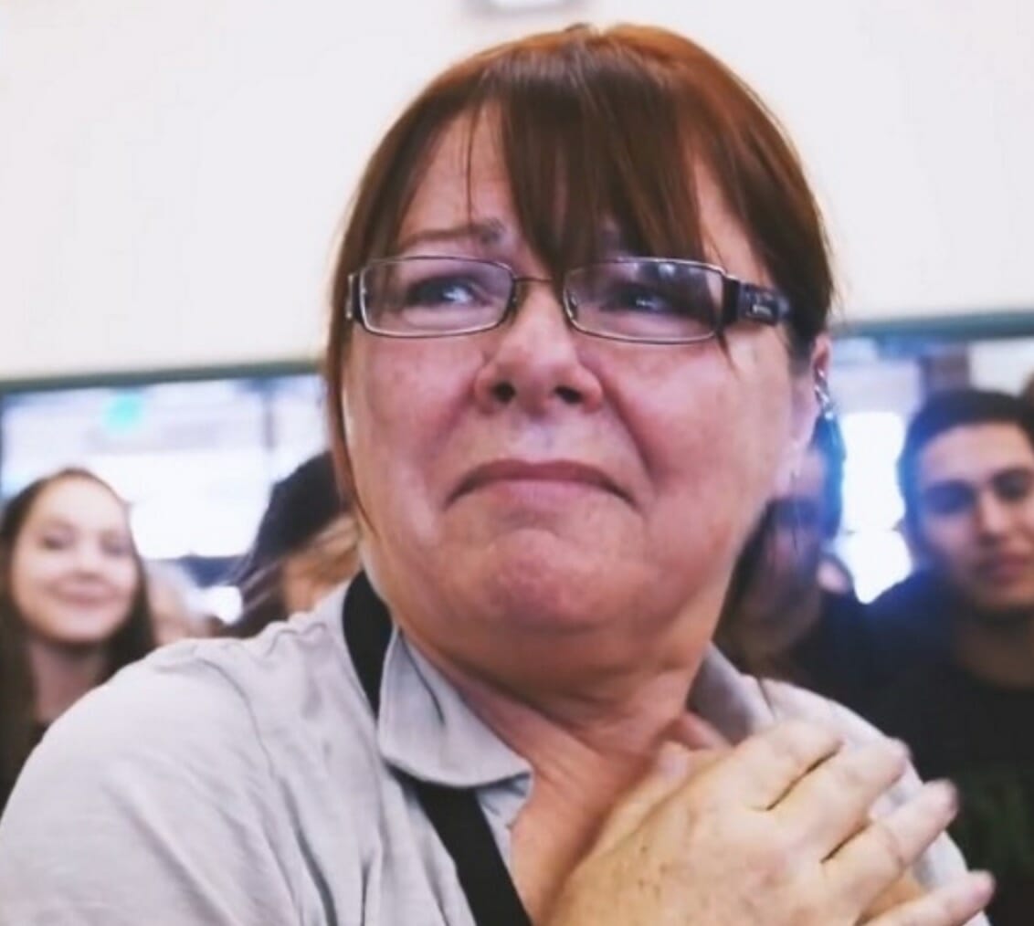 Повариха почувствовала похлопывание по плечу, обернулась и узнала истинные намерения подростка Повариха почувствовала похлопывание по плечу, обернулась и узнала истинные намерения подростка