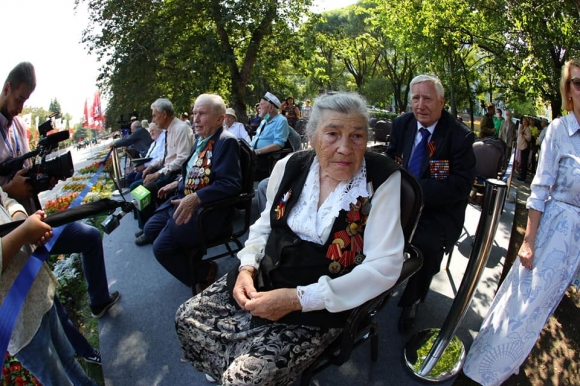 Ветеран на торжественной церемонии закладки камня стелы