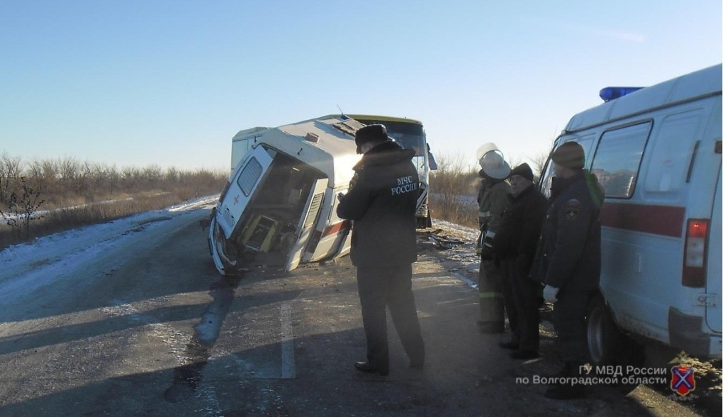 Опубликованы фотографии лобового столкновения скорой помощи с автобусом