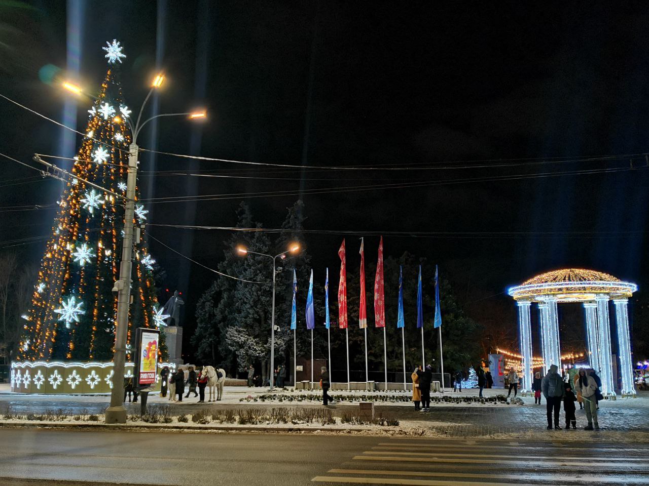 Упавшую главную ёлку Ростова подрядчик восстановит по гарантии