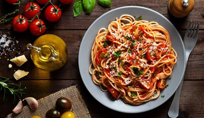 Спагетти с томатами и креветками. \ Фото: zoodex.ir.