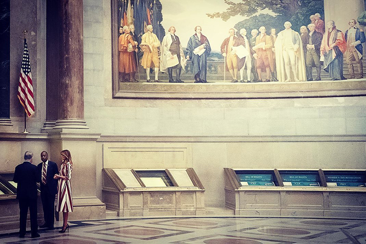 На фоне неутихающих расовых митингов Мелания Трамп посетила Национальные архивы, чтобы изучить историю рабства в США На фоне неутихающих расовых митингов Мелания Трамп посетила Национальные архивы, чтобы изучить историю рабства в США Звезды,Новости о звездах