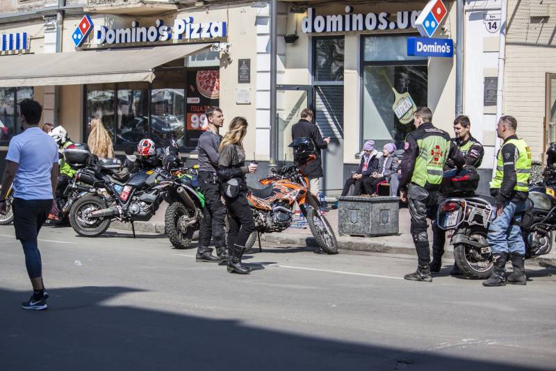 Записки Колорадского Таракана. Армия украинских буратин ушла за туями Записки Колорадского Таракана. Армия украинских буратин ушла за туями украина