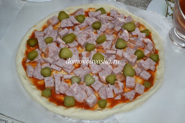 Пицца с солеными огурцами и колбасой рецепт с фото