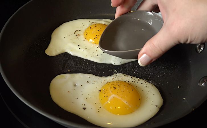 Яичница не пригорает и желток больше не растекается: добавляем несколько капель воды на сковороду
