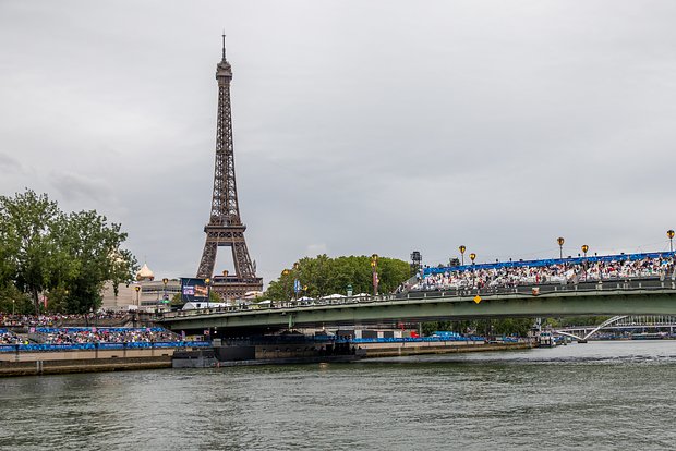 Тренироваться олимпийцам в опасной парижской реке запретили. А соревноваться?