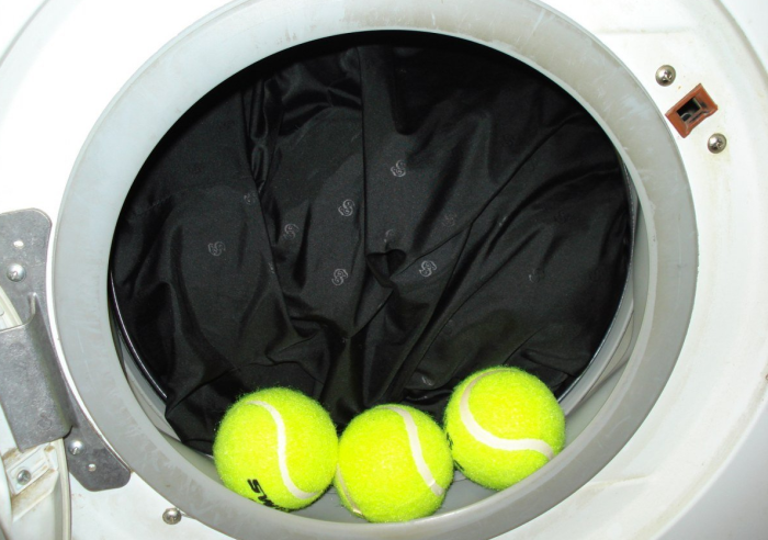 Теннисные мячики выполняют три значимые функции в процессе стирки в стиральной машине / Фото: xclean.info