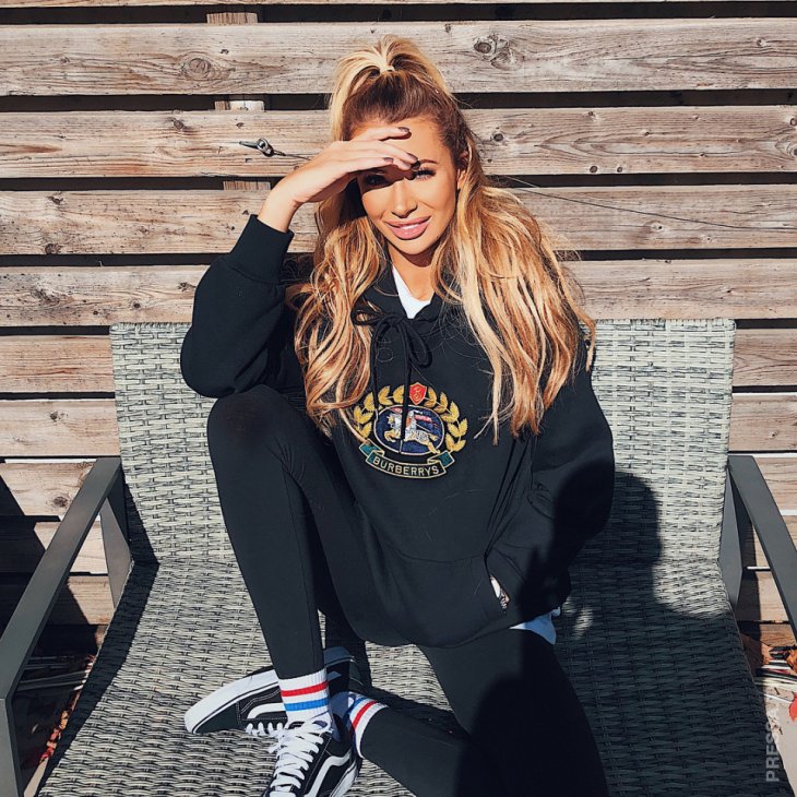 Очередная модная провокационная поза, захватившая Instagram Очередная модная провокационная поза, захватившая Instagram