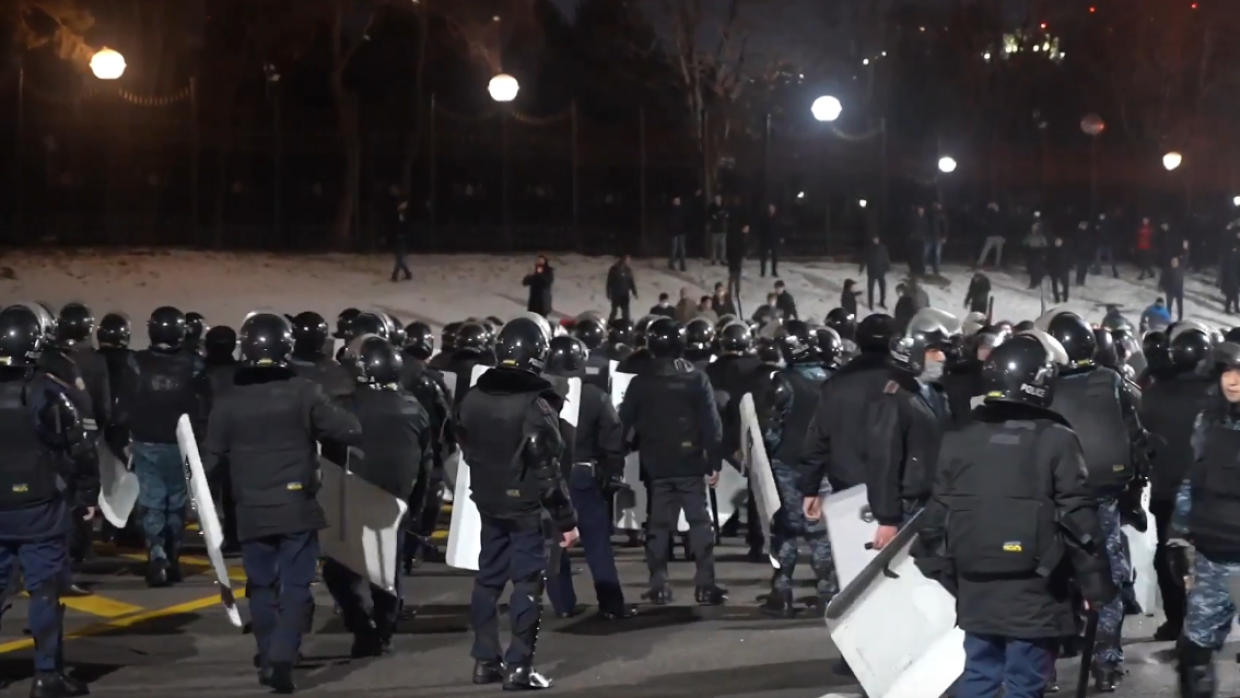 Протесты и чрезвычайное положение в казахстане. Вооруженные протесты в Казахстане. Задержания на митинге в Казахстане. Митинг в Казахстане 2022 задержания.