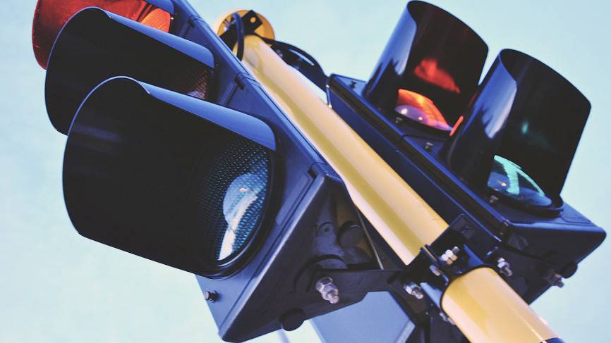 Спасатели пытаются снять залезшую на светофорный столб москвичку с ребенком