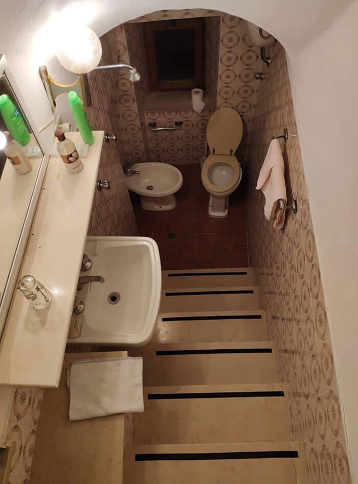 Туалет - вниз по лестнице