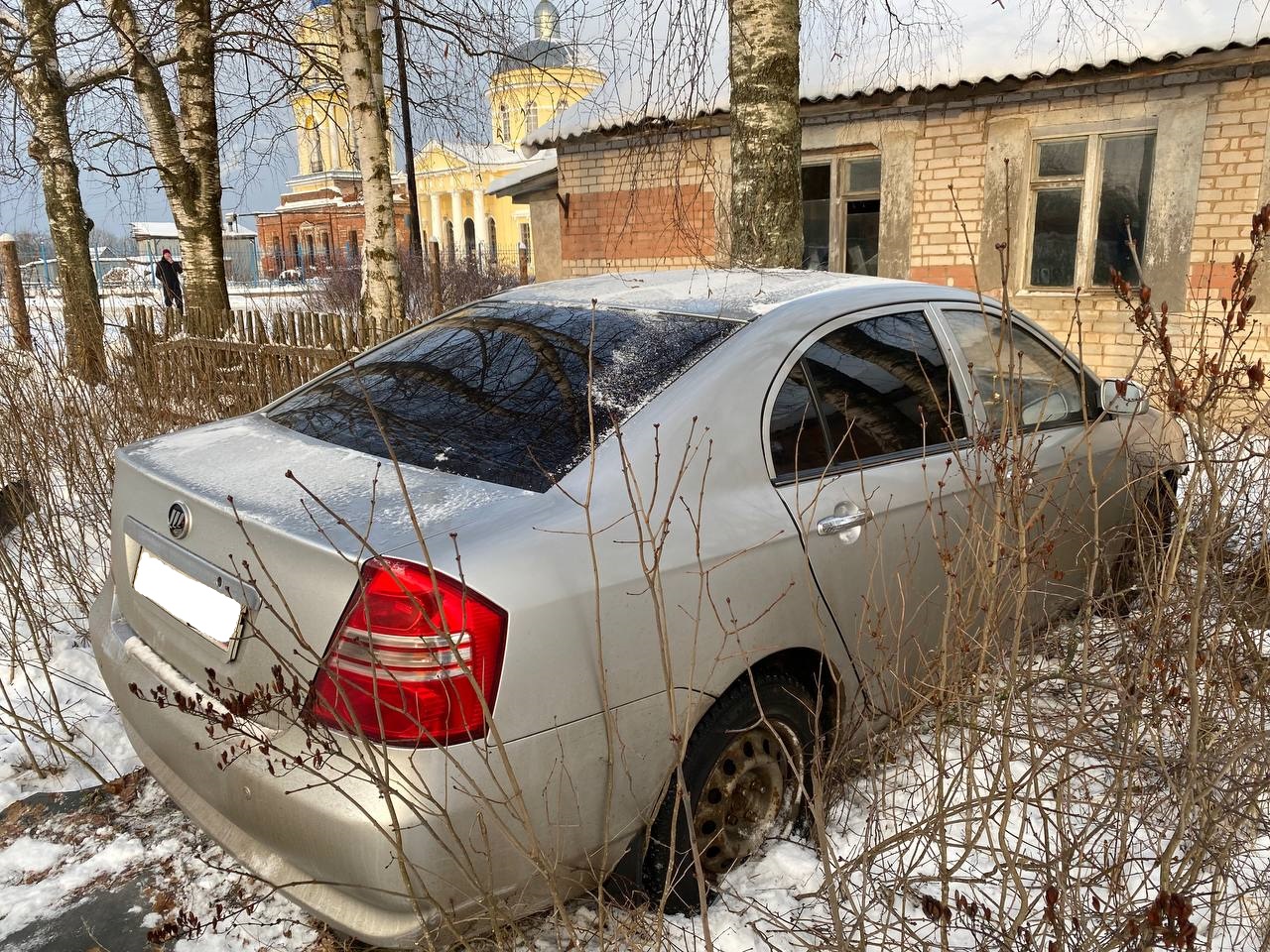 В Тверской области водитель легковушки протаранил забор