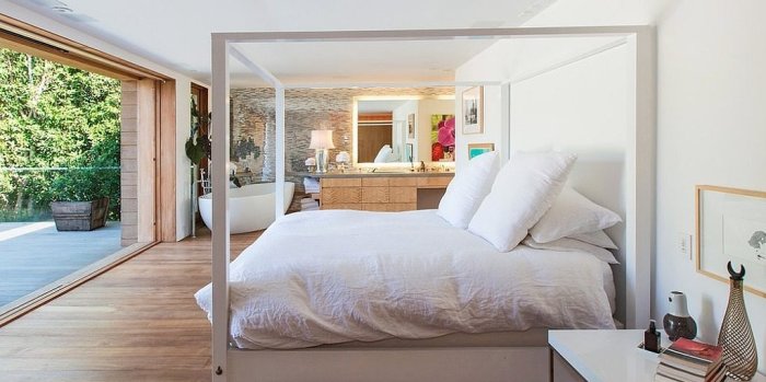 Лаконичная спальня Памелы Андерсон (Pamela Anderson) - звезды телесериала «Спасатели Малибу».