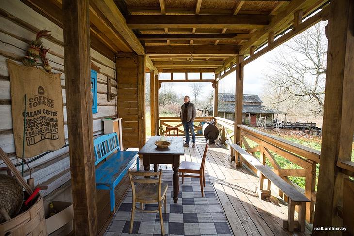 «Вложил сюда все свои сбережения». Как один человек возрождает деревню на Голубых озерах 