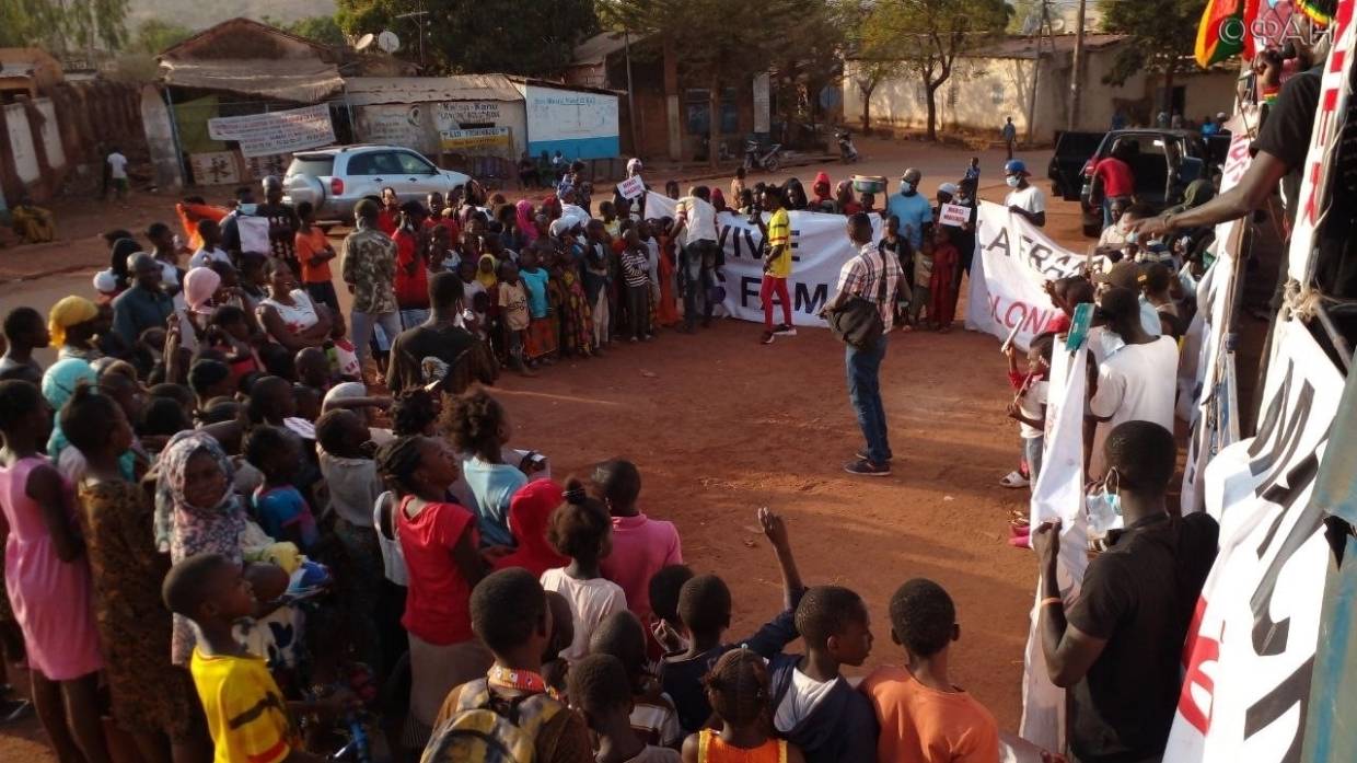 «Ассими — Путин»: в Мали прошли массовые антифранцузские митинги 