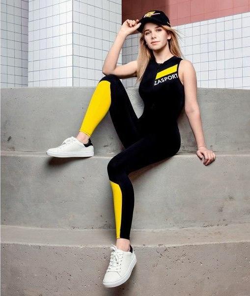 Медсестра, надевшая прозрачный костюм поверх купальника, стала лицом спортивного бренда 