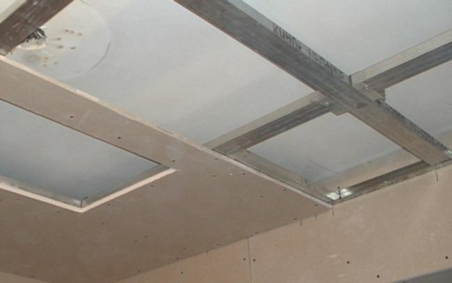 Как выровнять очень кривой потолок