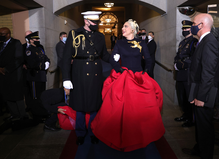 Дженнифер Лопес в белом, Леди Гага - в алом: звезды на инаугурации Джо Байдена Звезды,Новости о звездах