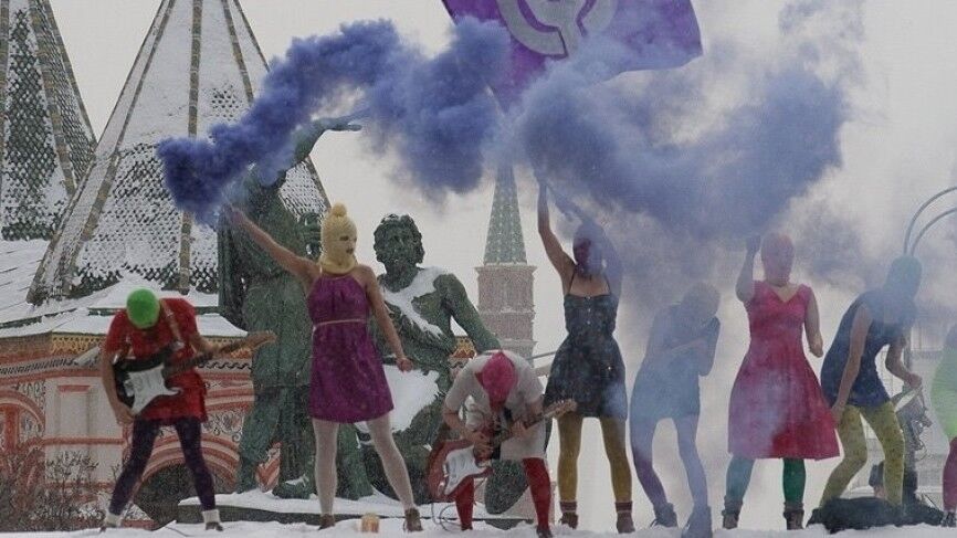 Феминистки из группы Pussy Riot сбили полицейского при задержании в Москве
