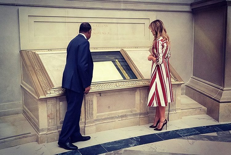 На фоне неутихающих расовых митингов Мелания Трамп посетила Национальные архивы, чтобы изучить историю рабства в США На фоне неутихающих расовых митингов Мелания Трамп посетила Национальные архивы, чтобы изучить историю рабства в США Звезды,Новости о звездах