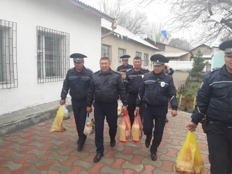 Киргизские гаишники принесли в жертву барана, чтобы сократить количество аварий на дорогах 