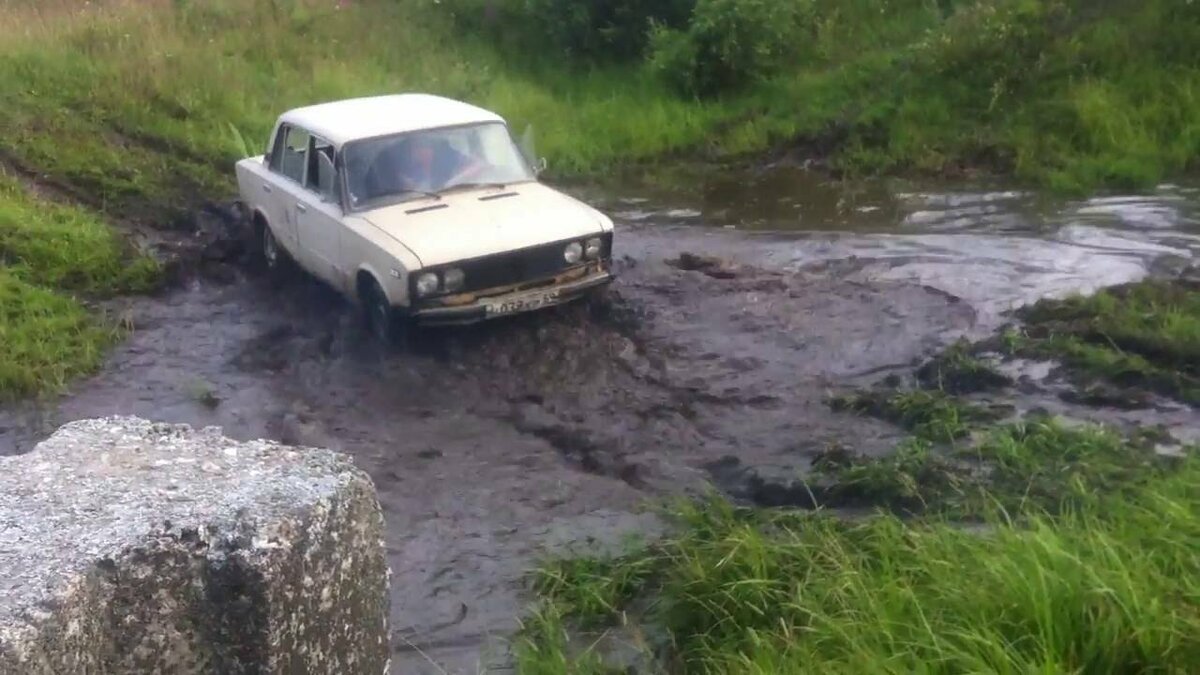 Машина забуксовала в грязи