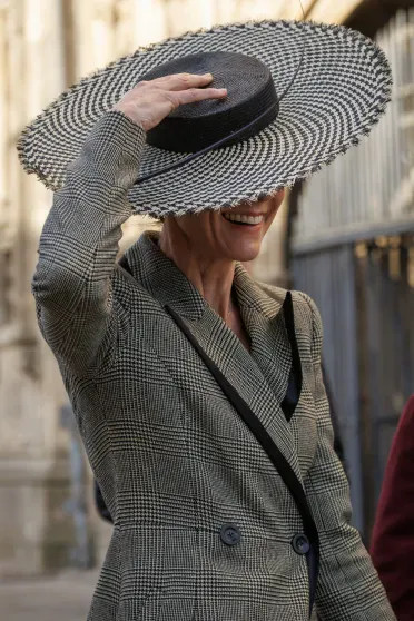 Кейт Миддлтон в шляпе, скрывающей лицо, появилась на публике с Уильямом