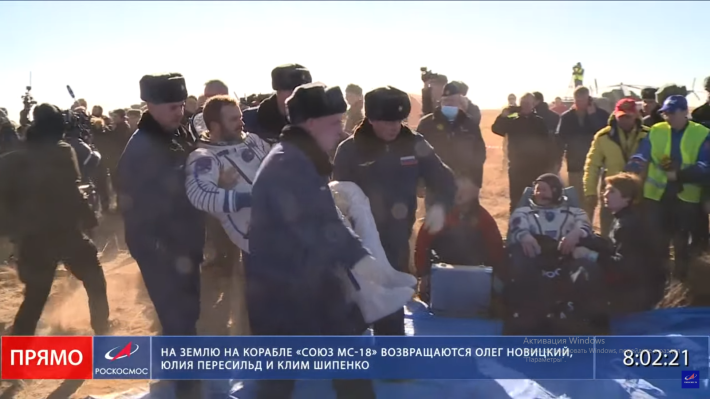 Фотографии извлечения первого киноэкипажа из спускаемой капсулы появились в Сети Общество