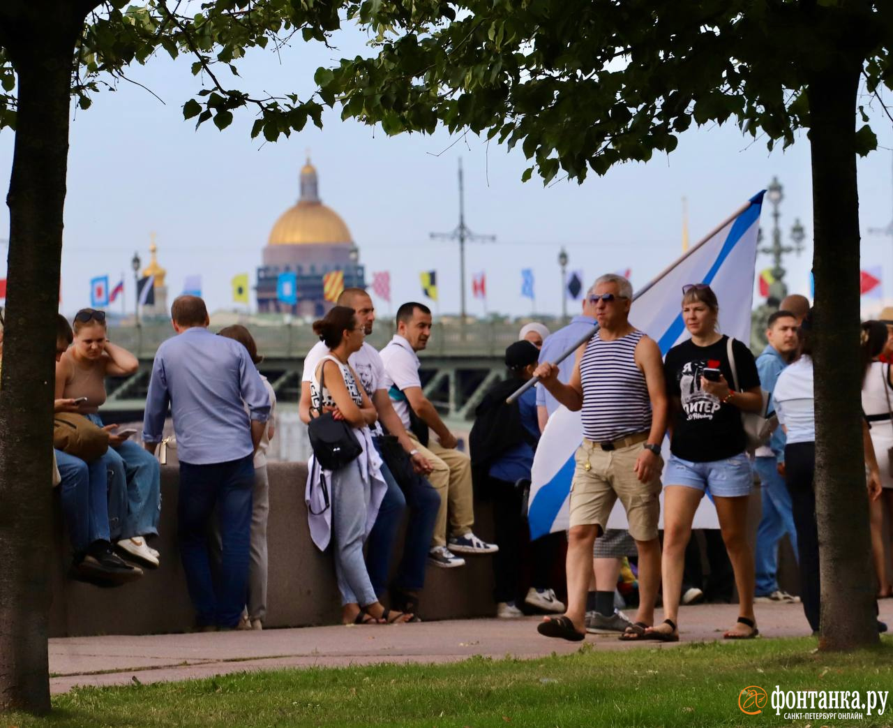 Солнце, корабли, девушки: «Фонтанка» показывает, как прошел Главный военно-морской парад в Петербурге