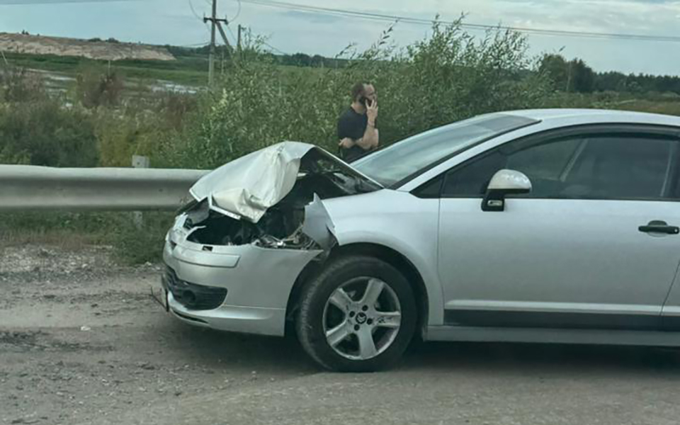 В Рязанском районе легковой автомобиль влетел в отбойник