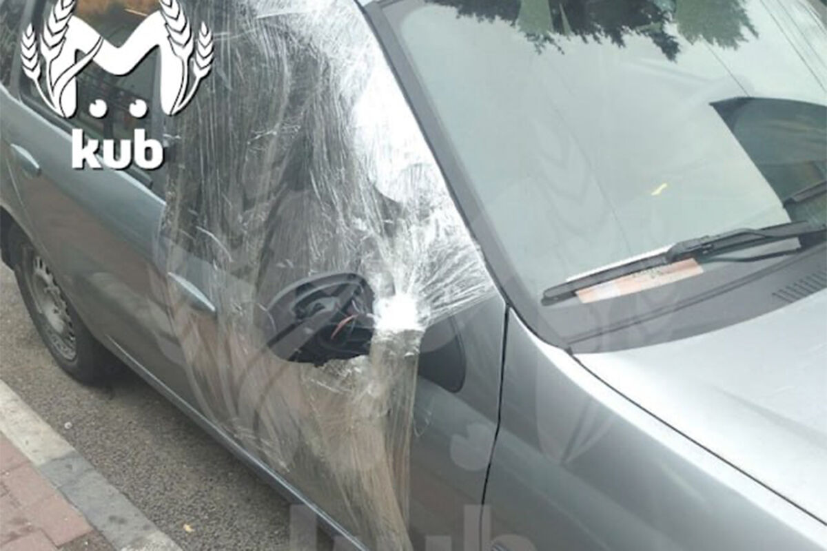 В Сочи стажер магазина разбил локтем стекло автомобиля в ответ на увольнение