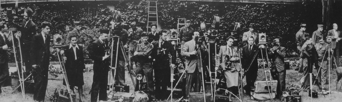 Фотокорреспонденты и кинооператоры в ожидании съемки во время Потсдамской конференции. В центре — советские фотографы Е. Халдей, С. Гурарий и М. Калашникова 