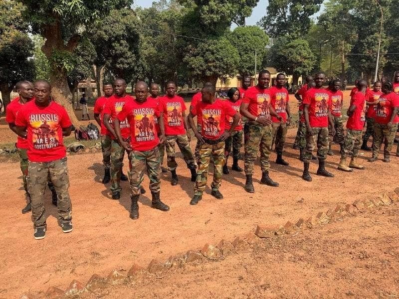 Инструкторы «ЧВК Вагнера» подарили солдатам ЦАР памятные подарки