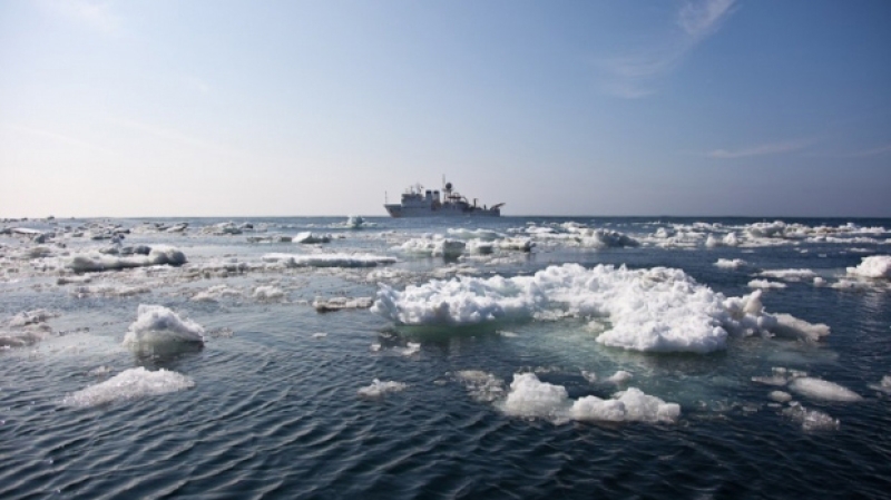 Траулер с девятью рыбаками на борту терпит бедствие в Баренцевом море
