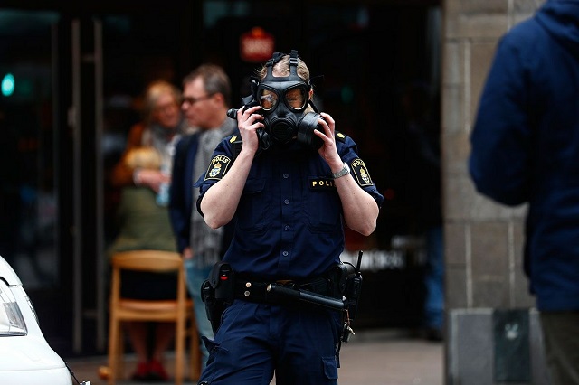 Фото. Сотрудник шведской полиции на месте теракта © AFTONBLADET.SE | GLOBALLOOKPRESS.COM