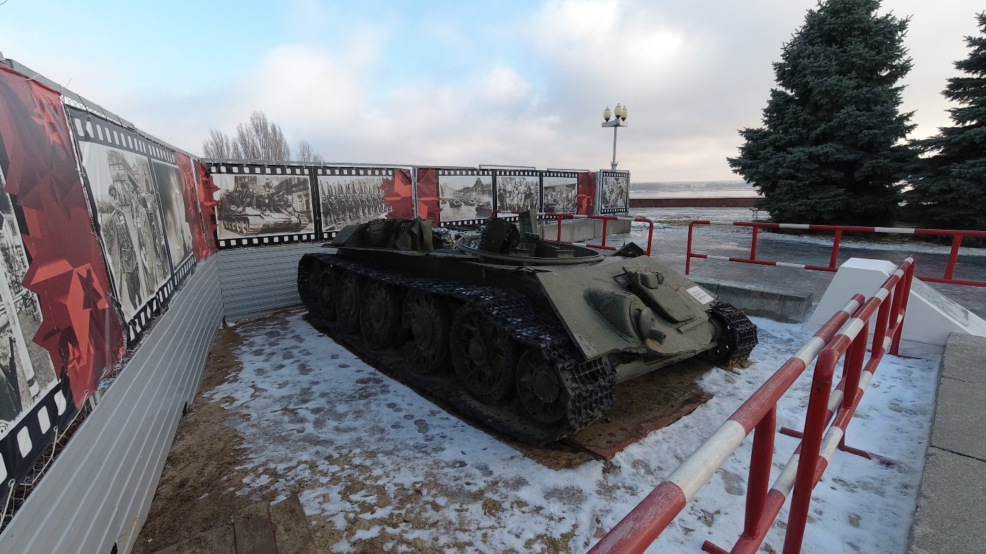 Танк с оторванной башней в Волгограде 